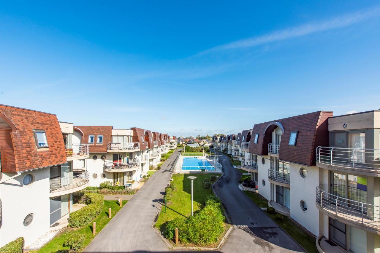 Modern Apartment With Terrace & Public Pool Bredene Exterior photo